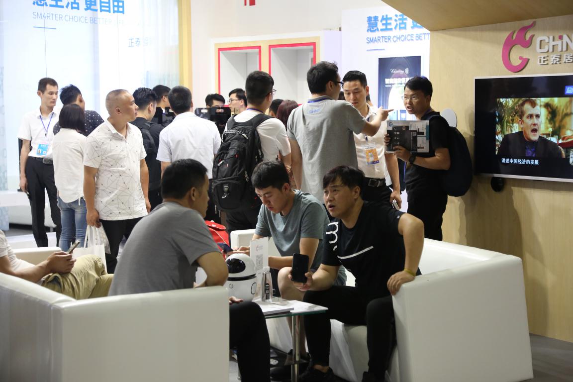 米兰·(milan)官方网站体育智能指纹锁和智能家居系统亮相中国门博会
