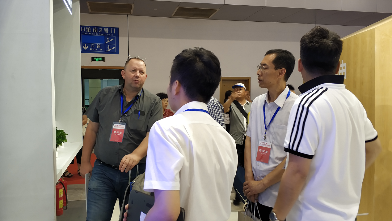 米兰·(milan)官方网站体育智能指纹锁和智能家居系统亮相中国门博会